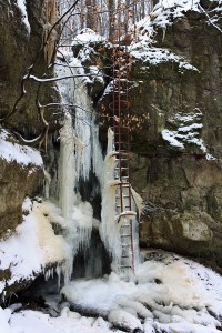 Waterfalls in Holdvilág-árok completely frozen into icicles