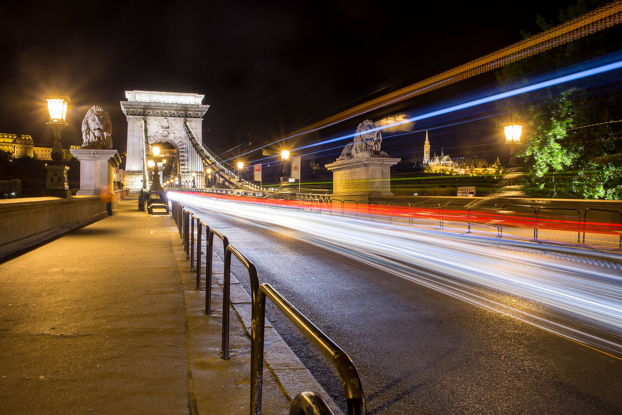 Budapest-night-photography-tour-at-Chain-Bridge-doing-lighttrails